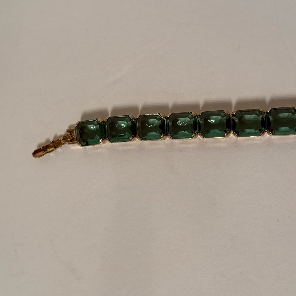 MONET BRACELET GREEN FACETED GLASS GOLD TONE SETTING 7.5” STUNNING - Picture 10 of 13
